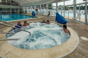 un grupo de personas en una bañera de hidromasaje en una piscina en Spectacular Top Floor Deluxe Suite with Beautiful View & More!, en North East 10 fotos más