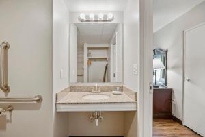 un baño con lavabo y espejo en Top Floor East Handicap Accessible, en North East 13 fotos más