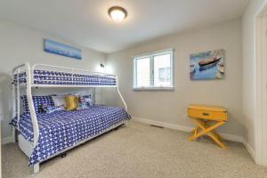 Un dormitorio con una litera y una mesa. en Bayard avenue 2202a, en Dewey Beach