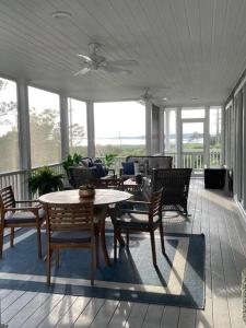 un porche cubierto con mesa y sillas en Hall avenue 33, en Rehoboth Beach