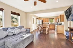 a living room with a couch and a kitchen at Fawnskin Chalet#1826 in Fawnskin