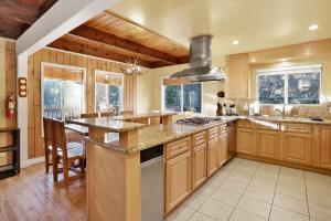 una cucina con mobili in legno e una grande isola di The Cozy Cottage#2384 a Big Bear Lake