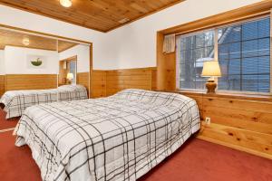 zwei Betten in einem Zimmer mit Fenster in der Unterkunft Cozy summit #2222 in Big Bear Lake