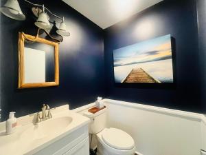 デューイ・ビーチにあるRodney avenue 107dのトイレ、洗面台、鏡のあるバスルーム +9枚の写真