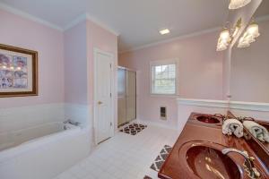 ein Badezimmer mit Waschbecken und Badewanne in der Unterkunft Robinsons drive 38223 in Rehoboth Beach + 18 Fotos
