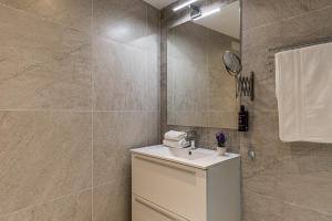 a bathroom with a sink and a mirror at Waou Apartamentos en Sol Confort 6 in Madrid