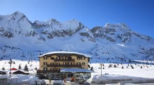 Gallery image of Hotel Dolomiti in Passo del Tonale