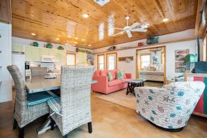 una cucina e un soggiorno con tavolo e sedie di Eleventh Street a Mustang Beach