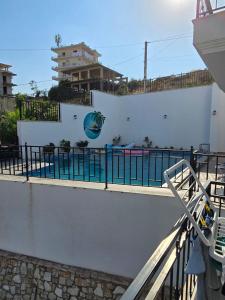 - une piscine à côté d'un mur blanc dans l'établissement VILLA MYRTAJ, à Saranda