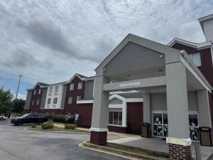 Un estacionamiento vacío frente a un edificio en Broad St Inn Renovated Rooms, en Sumter
