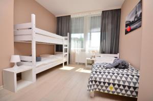 1 dormitorio con 2 literas y escritorio en G'HOSTEL en Deszczno