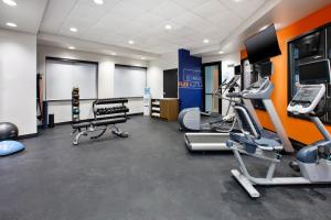 Fitness centrum a/nebo fitness zařízení v ubytování Holiday Inn Express Hotel and Suites Duncan by IHG