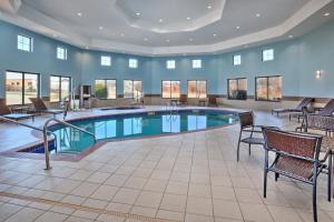 Bazén v ubytování Holiday Inn Express Hotel and Suites Duncan by IHG nebo v jeho okolí