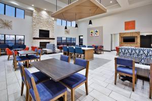 Posezení v ubytování Holiday Inn Express Hotel and Suites Duncan by IHG