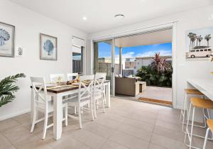 Balkón nebo terasa v ubytování Shallows Coastal Retreat