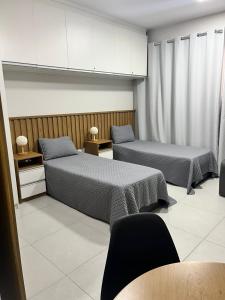 Zimmer mit 2 Betten in einem Zimmer in der Unterkunft Apartamento no Condominio da Fé - Canção Nova in Cachoeira Paulista