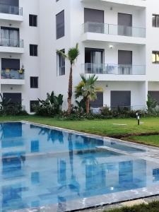 カサブランカにあるBeautiful apartment 2 bedrooms living room aéroport mohamed 5 nouaceur Casablancaの建物前の空きスイミングプール
