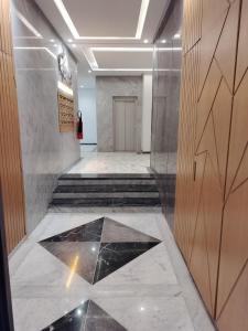 カサブランカにあるBeautiful apartment 2 bedrooms living room aéroport mohamed 5 nouaceur Casablancaの建物内の廊下