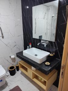 カサブランカにあるBeautiful apartment 2 bedrooms living room aéroport mohamed 5 nouaceur Casablancaの洗面台と鏡のあるバスルーム +7枚の写真