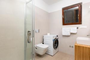 Un baño con inodoro y lavadora. en Apartments Cerovic, en Malinska 35 fotos más