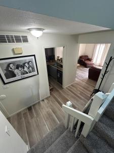 sala de estar con escalera y sala de estar con sofá en Mins to Hospitls District Mizzou, en Columbia 32 fotos más