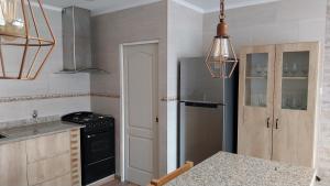 Una cocina o cocineta en Apart Los Tilos 7 fotos más