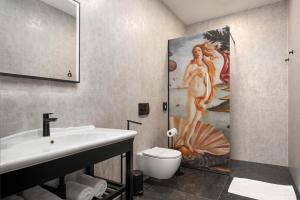 Ένα μπάνιο στο Mas Plaza rooms - Adults only