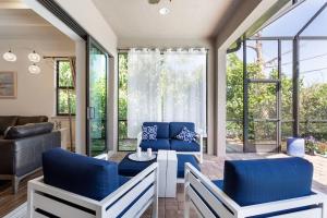 Una sala de estar con sillas azules y un sofá. en 833 Perfect Naples - Pool - 3BR Near the Beach, en Naples