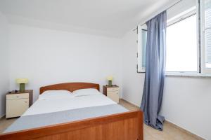 Ένα ή περισσότερα κρεβάτια σε δωμάτιο στο Apartments with swimming pool Zubovici, Pag - 9365