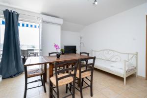 Μια τηλεόραση ή/και κέντρο ψυχαγωγίας στο Apartments with swimming pool Zubovici, Pag - 9365