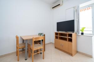 Televízia a/alebo spoločenská miestnosť v ubytovaní Studio Zubovici 9365a