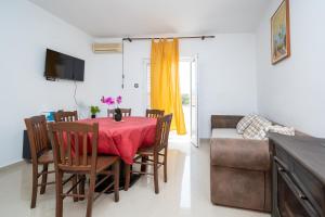 Μια τηλεόραση ή/και κέντρο ψυχαγωγίας στο Apartments with swimming pool Zubovici, Pag - 9365