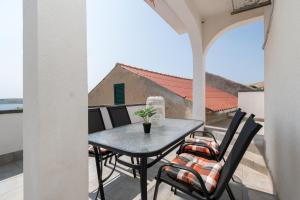 Balkón nebo terasa v ubytování Apartments with swimming pools Zubovici, Pag - 9365
