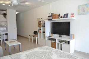 Telewizja i/lub zestaw kina domowego w obiekcie AMAZING SEASIGHTS - TENERIFE
