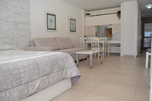 sypialnia z łóżkiem i jadalnią w obiekcie AMAZING SEASIGHTS - TENERIFE w mieście Costa Del Silencio +37 zdjęć