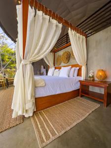 Ένα ή περισσότερα κρεβάτια σε δωμάτιο στο Cardedeu Domos +34 φωτογραφίες