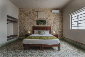 Un dormitorio con una cama grande y una ventana. en Casa Tropical, en Mérida 41 fotos más
