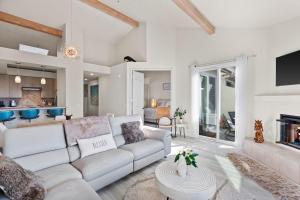 Χώρος καθιστικού στο Carlsbad Retreat by the Sea