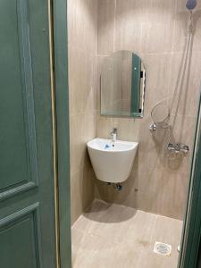 een badkamer met een wastafel en een spiegel bij أركان نموذجية in Riyad