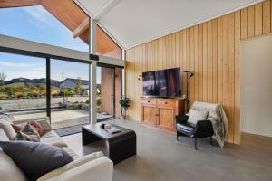 Телевизор и/или развлекательный центр в Eight On Jackson - Luggate Holiday Home