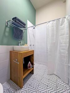 Ένα μπάνιο στο Americana Stay steps from Chapultepec cozy private bedroom