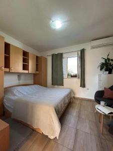 Postel nebo postele na pokoji v ubytování Apartment Orebic 10082c