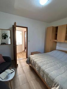 Postel nebo postele na pokoji v ubytování Apartment Orebic 10082c