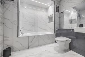 レスターにあるLuxury City Centre Apartment With Large Balcony Perfect For Couples & Businesses With Free Gym By The Pocklington - The Golden Mile Suiteのシャワー、トイレ、洗面台を備えたバスルーム +37枚の写真