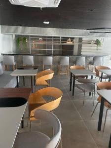 ein Speisesaal mit Tischen und Stühlen in einem Restaurant in der Unterkunft Beach Class Meireles Studio Mobiliado in Fortaleza