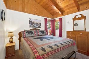 Ένα ή περισσότερα κρεβάτια σε δωμάτιο στο Pine cone cottage #2191