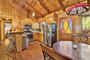 Η κουζίνα ή μικρή κουζίνα στο Pine cone cottage #2191 +5 φωτογραφίες