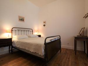 Ένα ή περισσότερα κρεβάτια σε δωμάτιο στο Maison spacieuse avec grande cour et terrasse, parfait pour familles, proche St-Paulien et Allègre. - FR-1-582-306