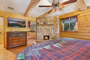 Giường trong phòng chung tại Polar plunge big bear #2031 +36 ảnh