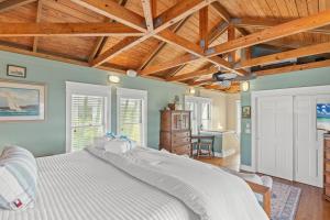 Postel nebo postele na pokoji v ubytování Seabatical! 3BR 2BA Coastal Retreat for 8 – Relax, Unwind, and Recharge